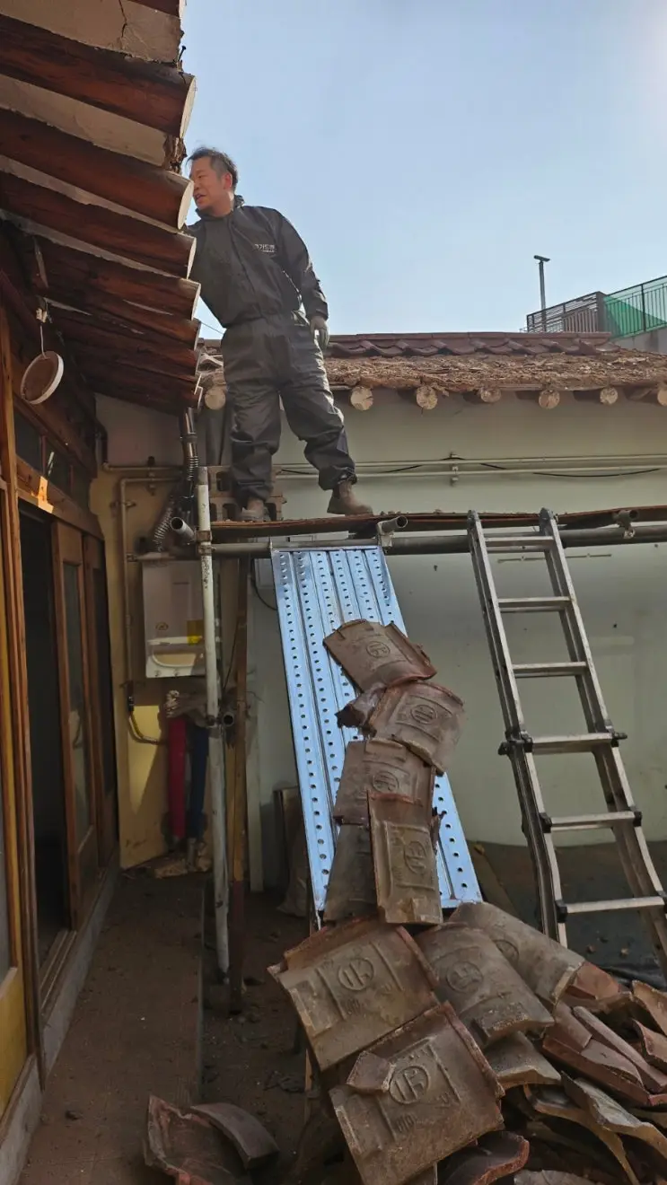 A Slide for Roof Tiles, Invented on the Spot — photo 4