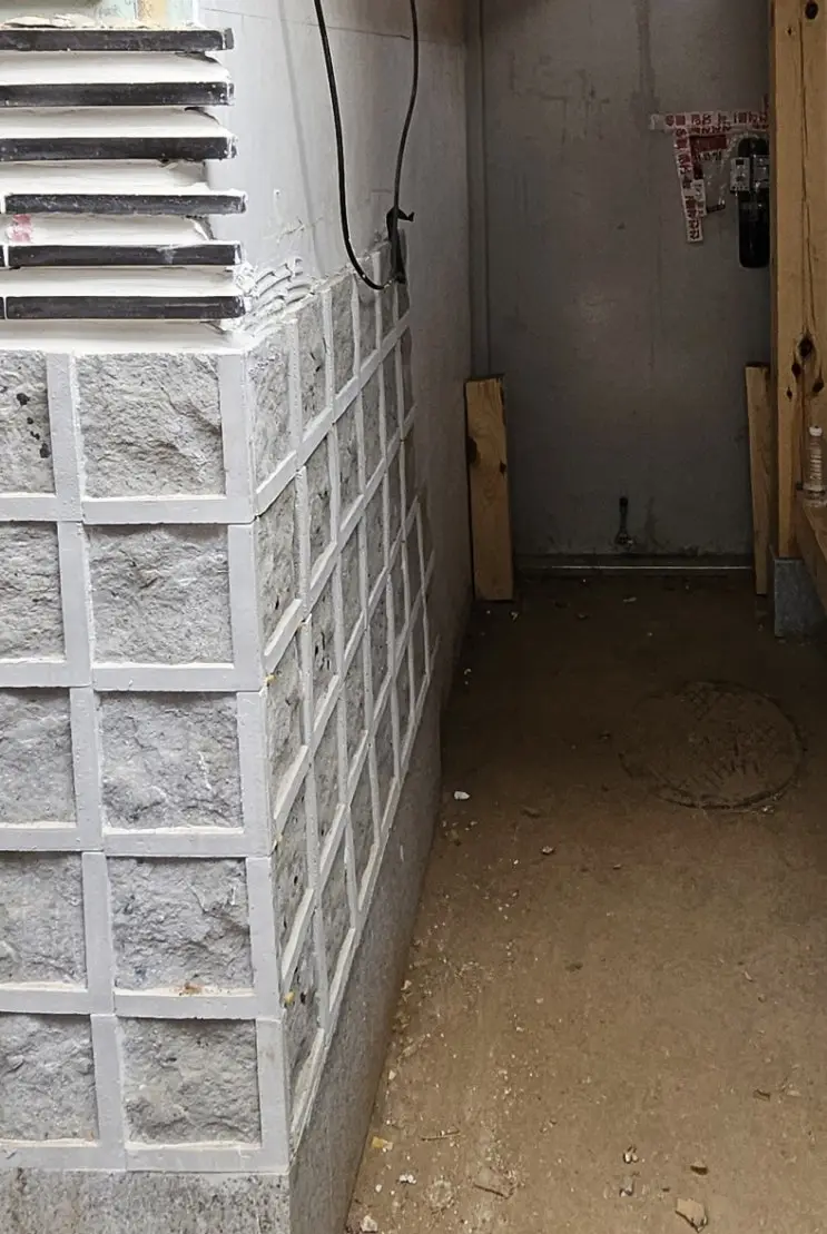 A Miniature Hanok at the Threshold: Building the Gate Bay — photo 7