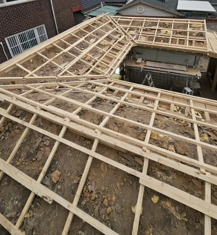 Twenty-Five Bundles of Battens: The Roof Gets Its Grid — photo 3