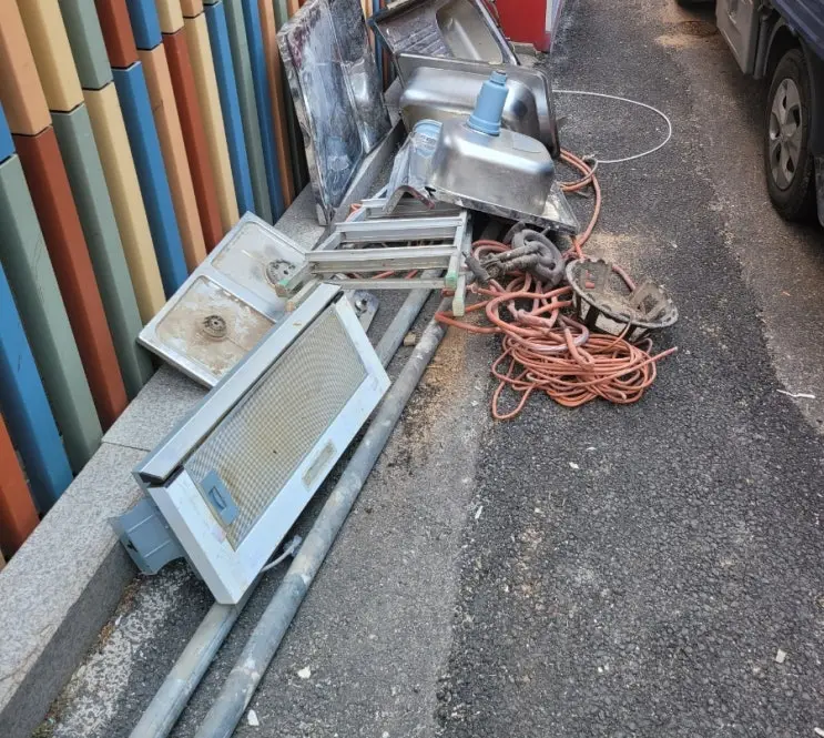 Bathroom Demolition: Two Burst Pipes and a Masterclass — photo 13