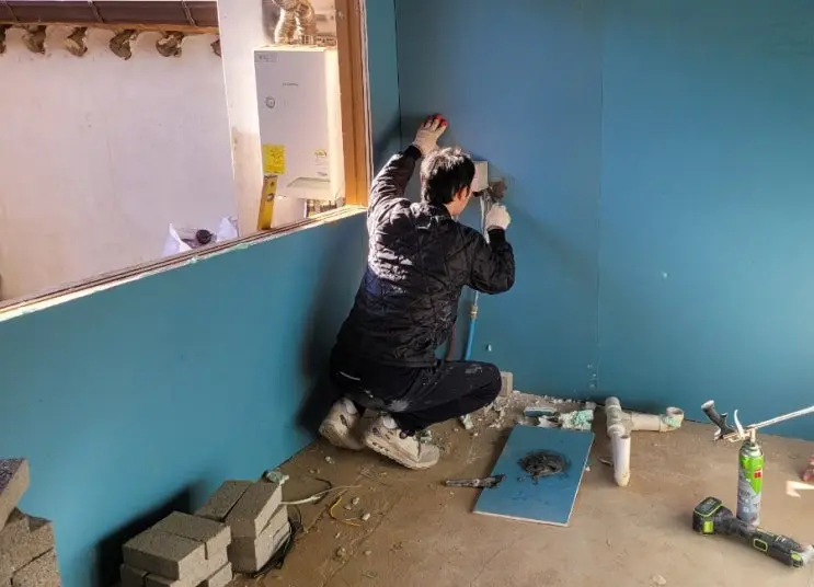 A Bathtub Built Like a Wall: Brick by Brick, Laser Level Running — photo 3