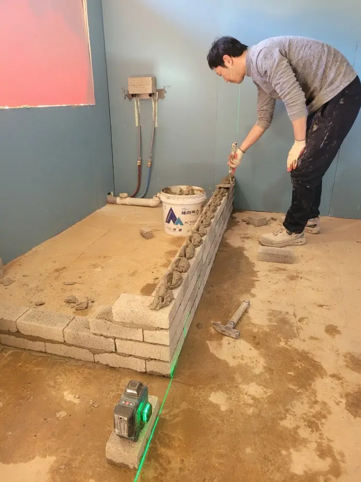 A Bathtub Built Like a Wall: Brick by Brick, Laser Level Running — photo 5