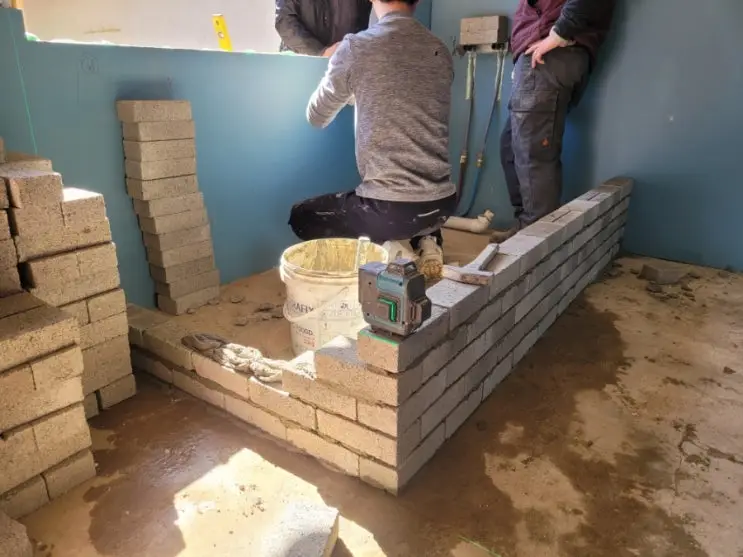 A Bathtub Built Like a Wall: Brick by Brick, Laser Level Running — photo 7