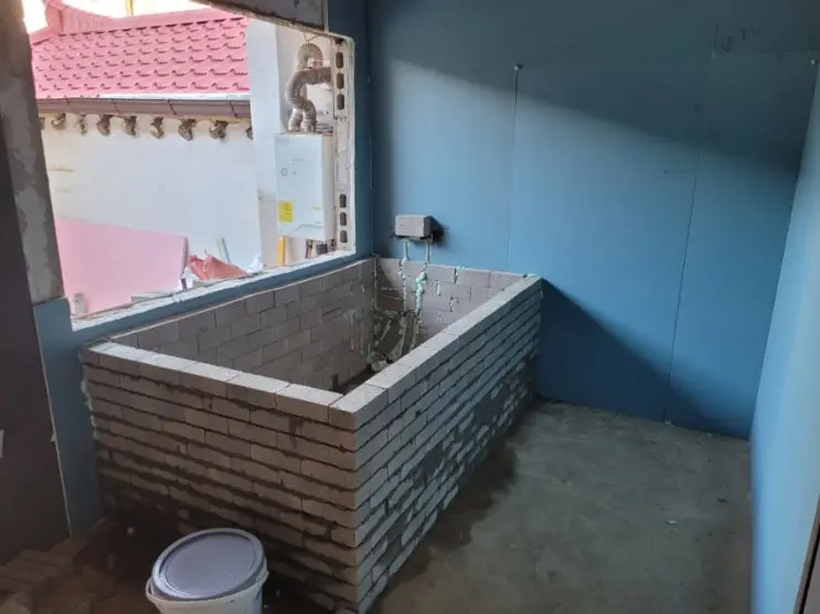 A Bathtub Built Like a Wall: Brick by Brick, Laser Level Running — photo 10