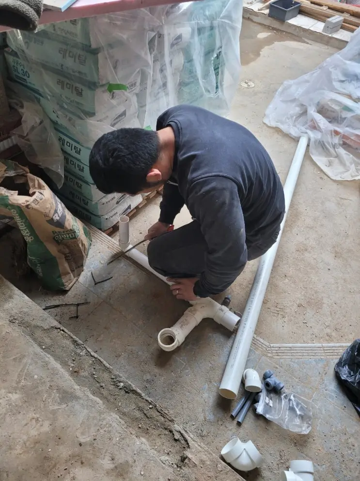 Trowel, Mist, Brush: Cracking the Mud-Wall Finish — photo 5
