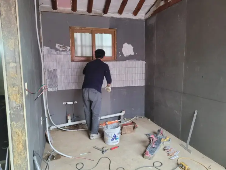 The Ceiling-Plaster Manual, Written in Trial and Error — photo 3