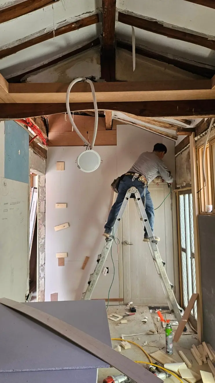 Three Carpenters, Three Days, and a House That Refuses Right Angles — photo 9