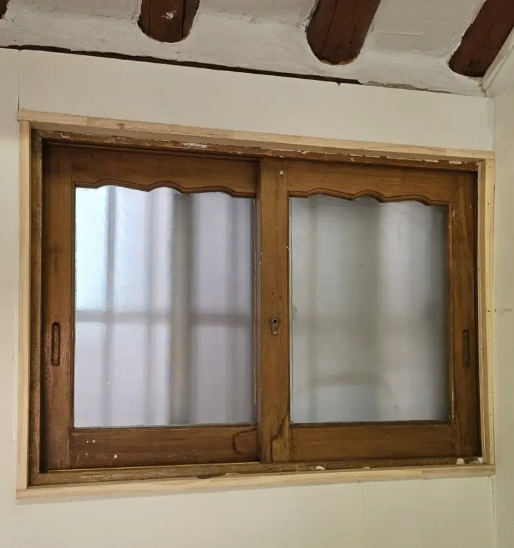 Daiso Wallpaper and a Window Frame from the Scrap Pile — photo 2
