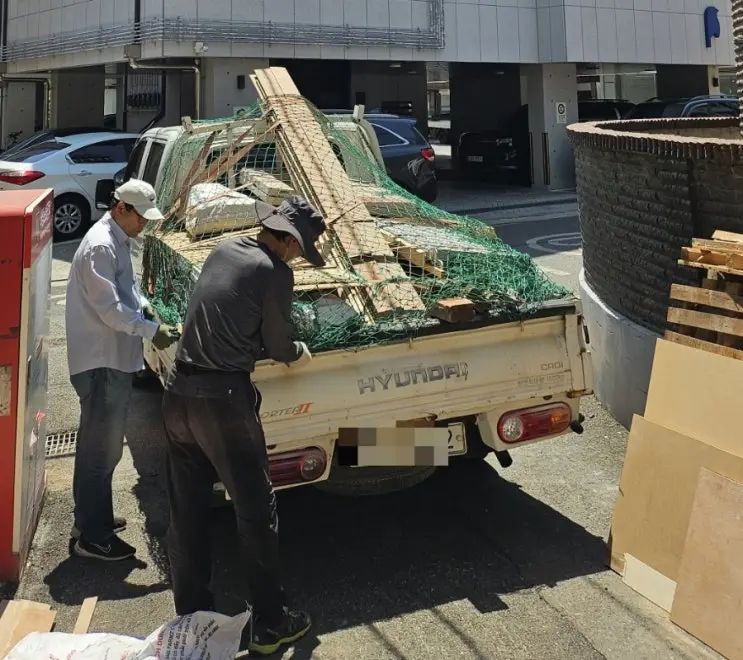 Free Bricks, a Box of Bacchus, and the Art of Hiring Strangers — photo 2