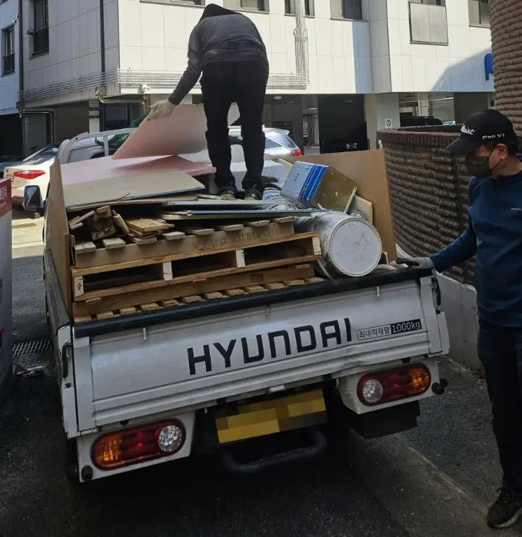Free Bricks, a Box of Bacchus, and the Art of Hiring Strangers — photo 3