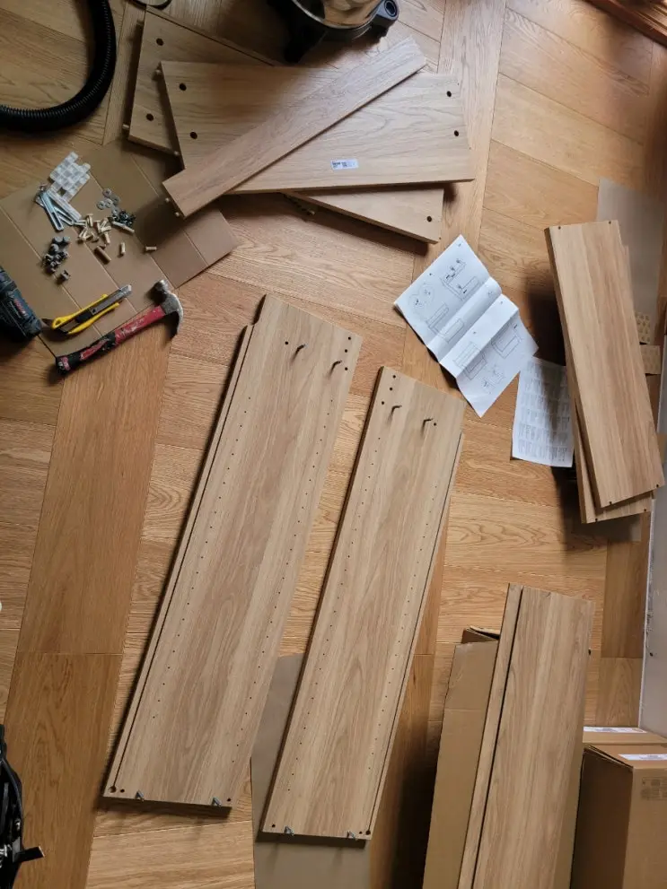 Bookcases, a Budget Smart Screen, and Wi-Fi: The Stay Takes Shape — photo 2