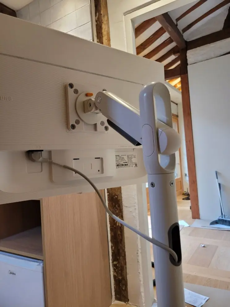 Bookcases, a Budget Smart Screen, and Wi-Fi: The Stay Takes Shape — photo 12