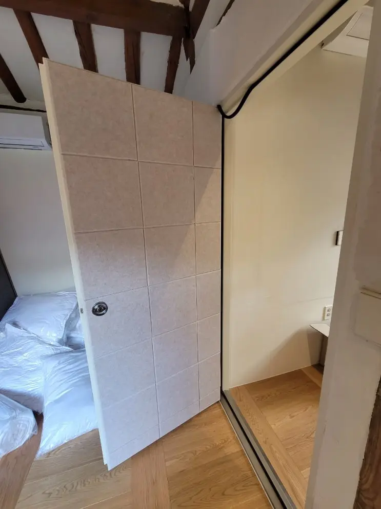 Soft-Open Notes: Staining the Maru, Silencing the Door — photo 6
